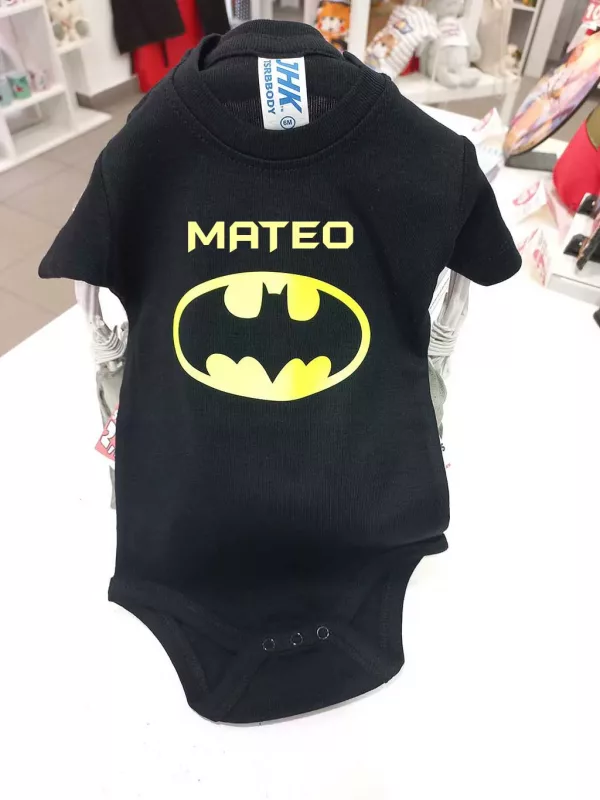 Body para bebé personalizado con nombre y símbolo de Batman en algodón suave y cómodo.