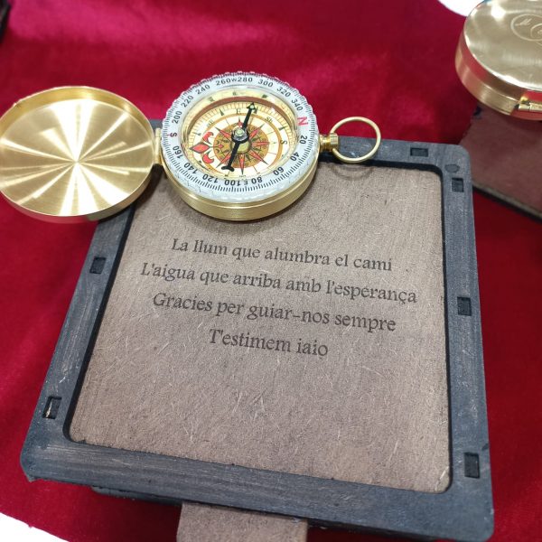 Conjunto de tres brújulas grabadas para celebración de boda con caja personalizada con frase dedicatoria