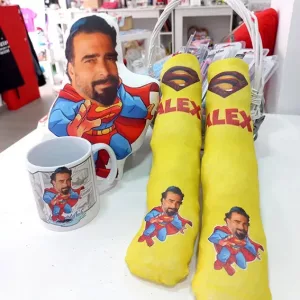pack regalo personalizados cojín calcetines y taza de superman con fotomontaje de cara del regalado