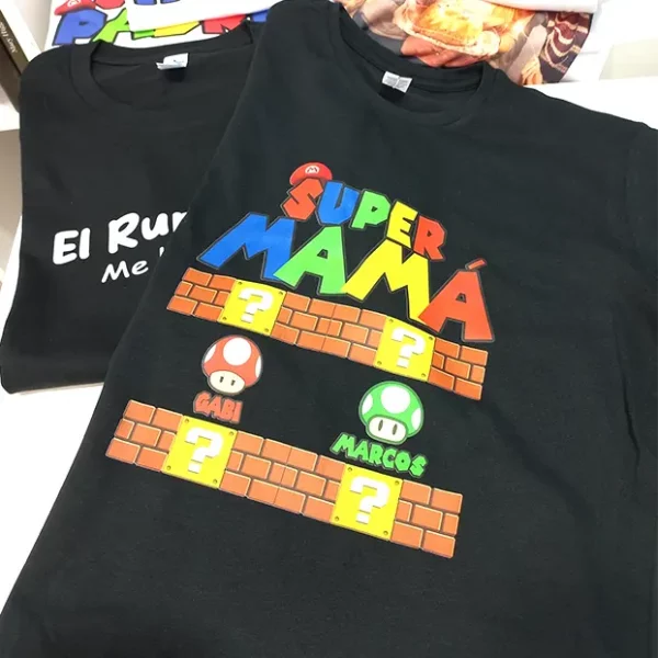 Camiseta personalizada Súper Mamá con nombre de hijos con el estilo del videojuego MArio Bros