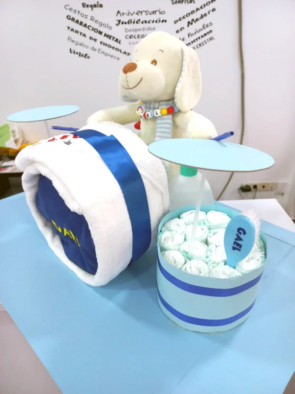 detalle de los pañales en forma de batería de música de la tarta personalizada para regalar a recién nacidos