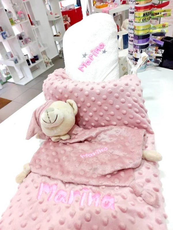 cesta regalo bebe manta bordada dou dou bordado capa de baño bordado con nombre del recién nacido