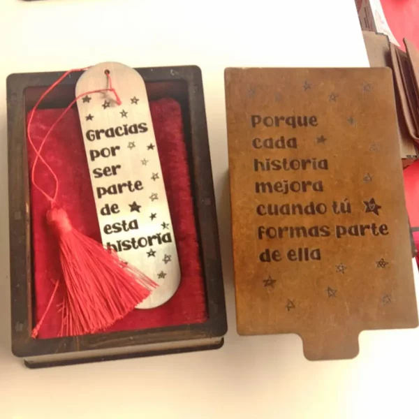 Set de marcapáginas y caja de madera personaliza